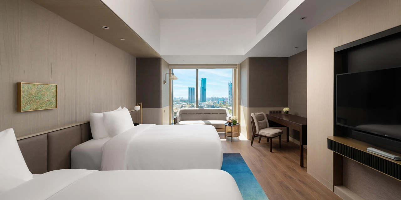 A Classic twin room and window view at InterContinental Kaohsiung