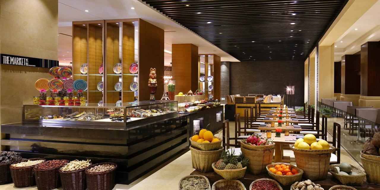 Buffet counters, produce displays and seating at InterContinental Kunming