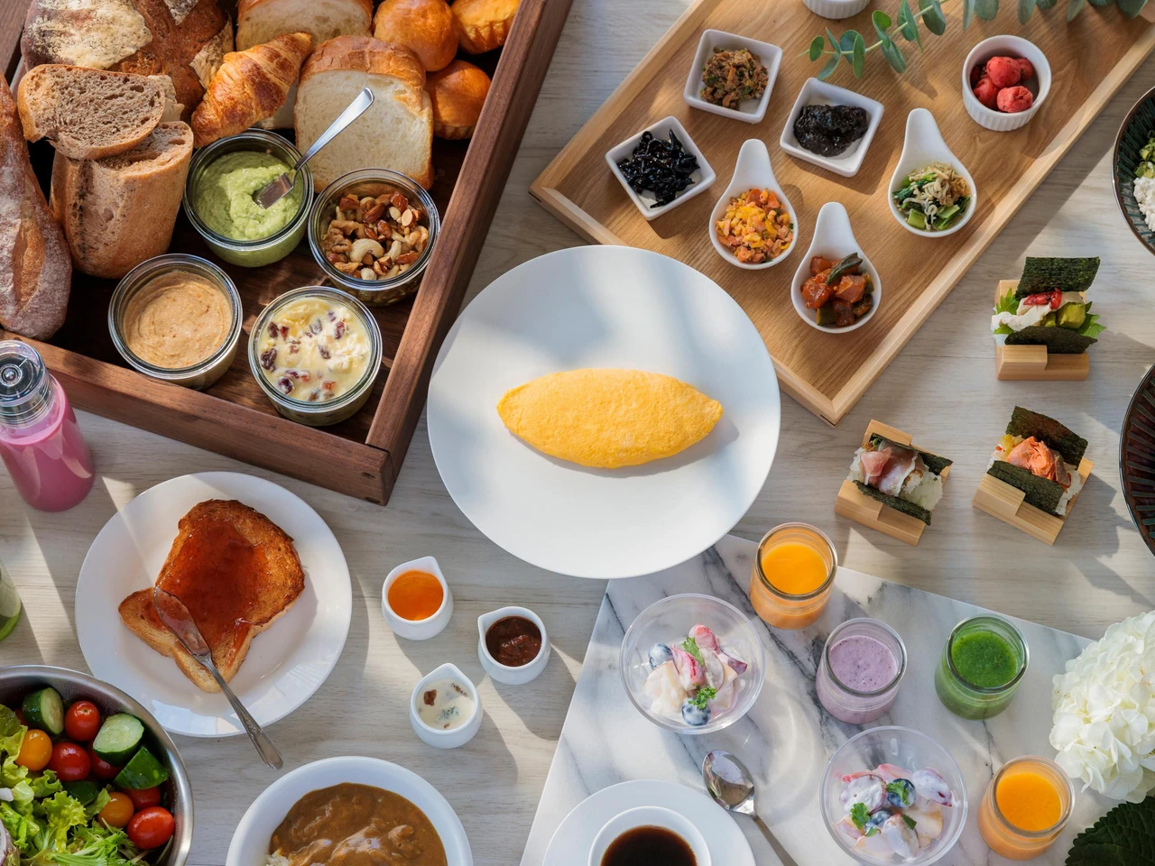 Omelette, rice balls, bread and small accompaniments in ANA Crowne Plaza Sapporo’s THE 10 breakfast image