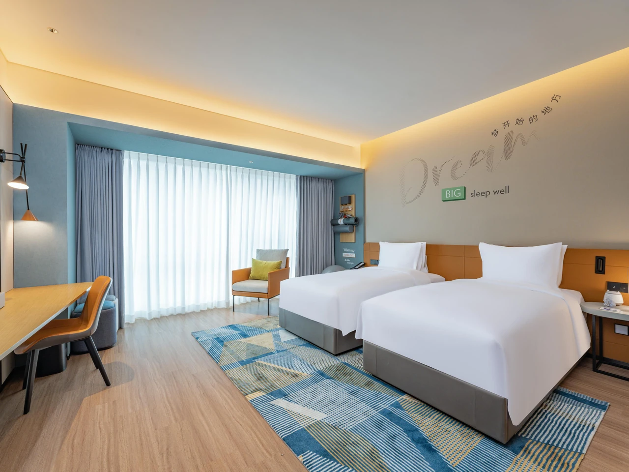 A twin room with a desk and window-side seating at EVEN Hotel Suzhou Grand Canal