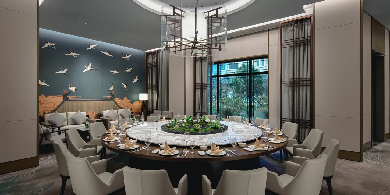 A round-table Chinese private dining room shown in Crowne Plaza Wuhan Tianhe Airport’s official dining images