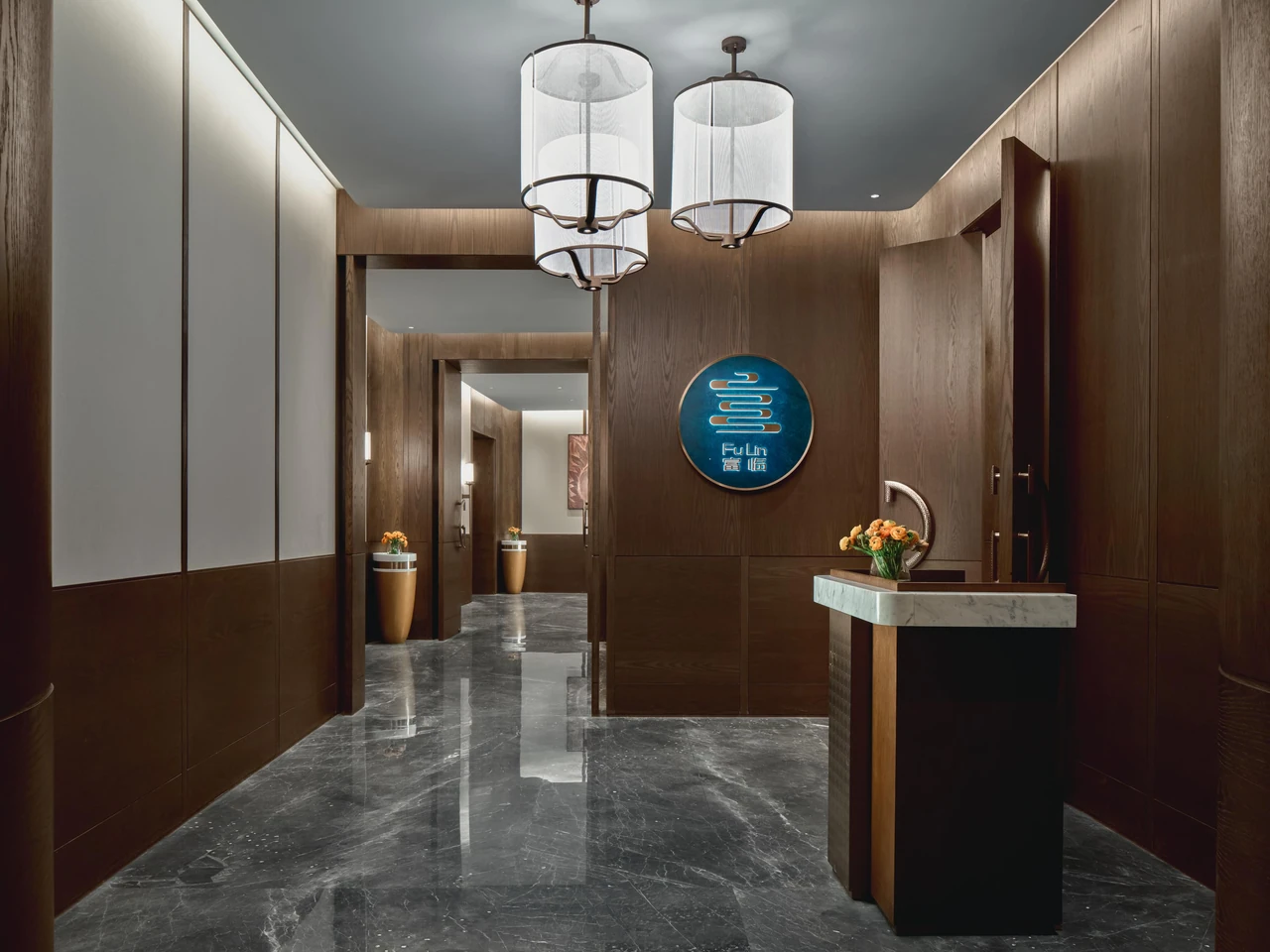 A Chinese private-dining entrance and corridor in Holiday Inn Wuhan Tianhe Airport’s official dining images