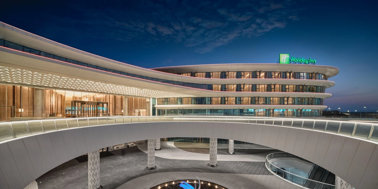 Holiday Inn Wuhan Tianhe Airport’s illuminated curved facade and central open space